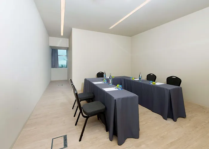 Готель Melia Aeroporto 4*